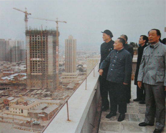 1984年1月24日,邓小平视察深圳.